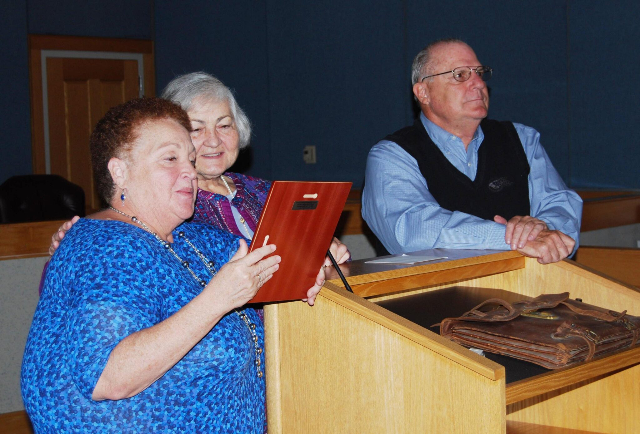 Pictured: Lecture attendees Debbie Rawles and Lin Sineath present Mayor Heitzler with a plaque of appreciation following the Nov. 17 history lecture at City Hall.