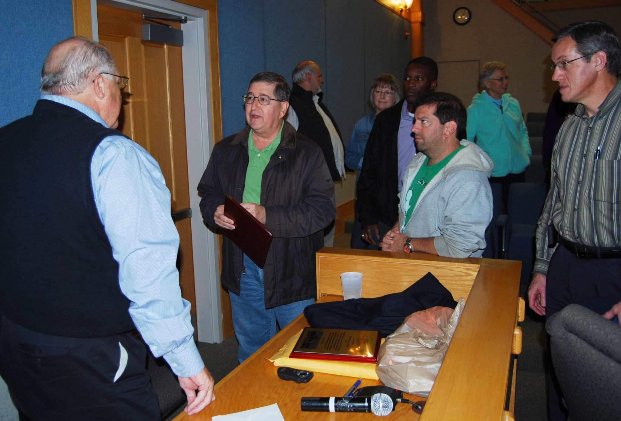 Mayor Heitzler greets audience members following his Nov. 17 lecture.